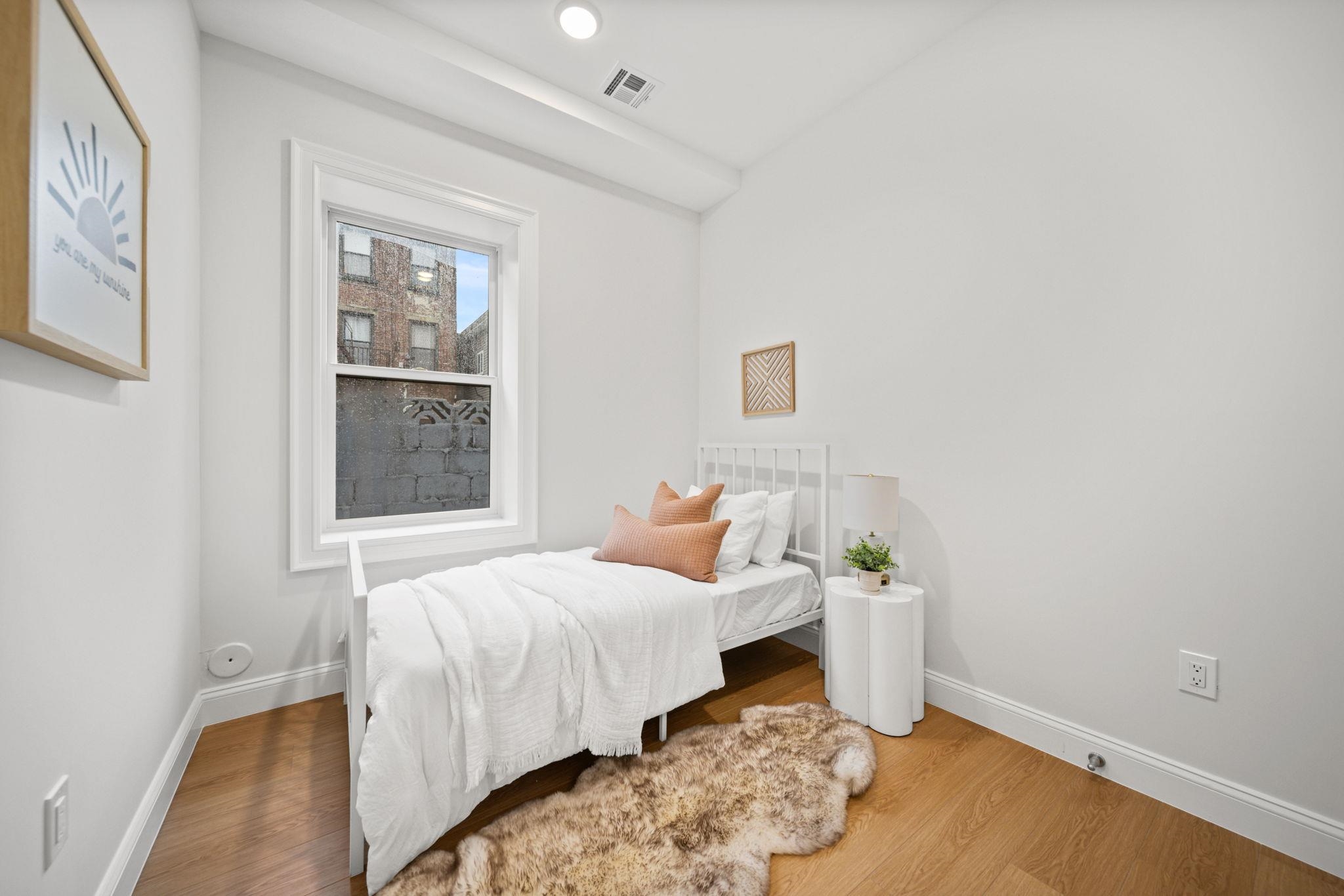 192 CAMBRIDGE AVE Unit: 1