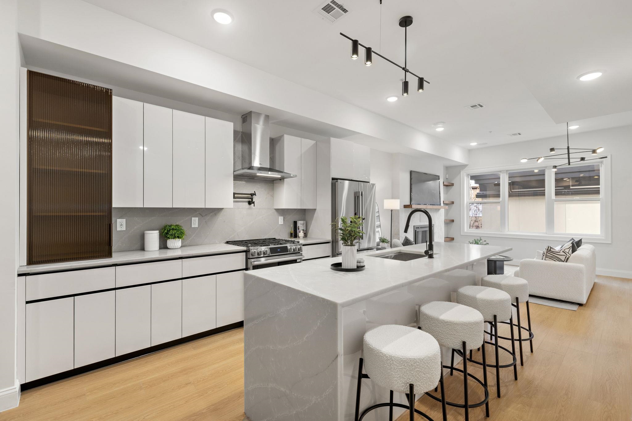 192 CAMBRIDGE AVE Unit: 2
