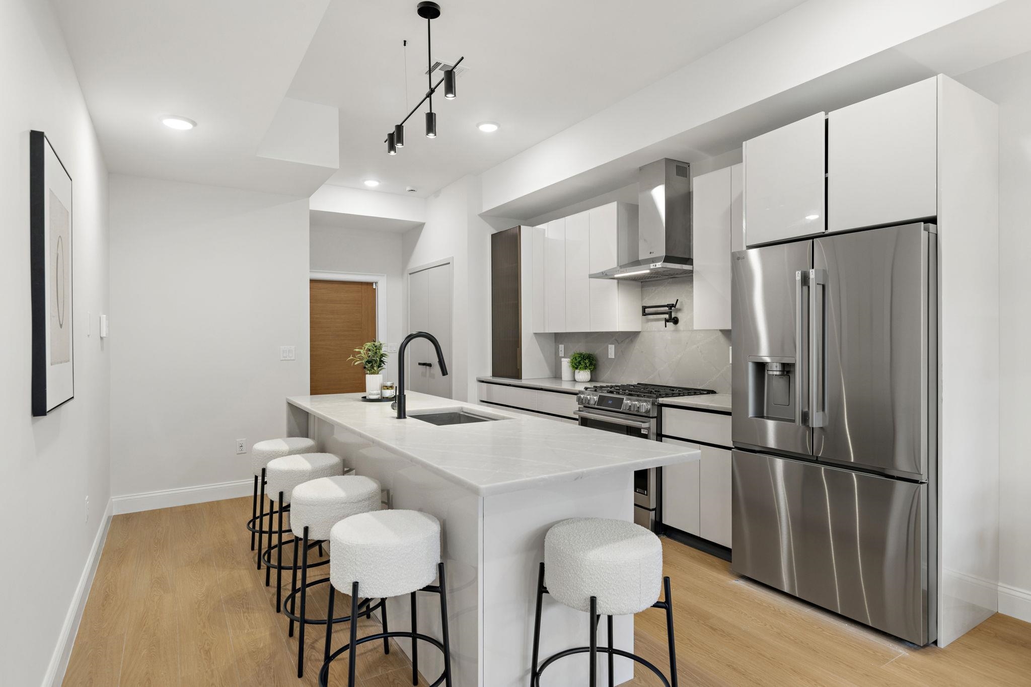 192 CAMBRIDGE AVE Unit: 2