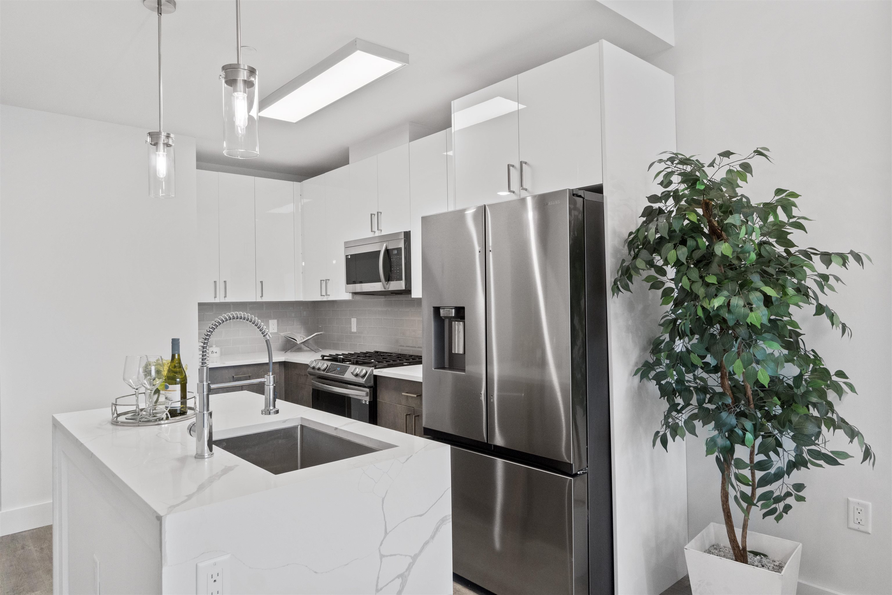 412 WHITON ST Unit: 707