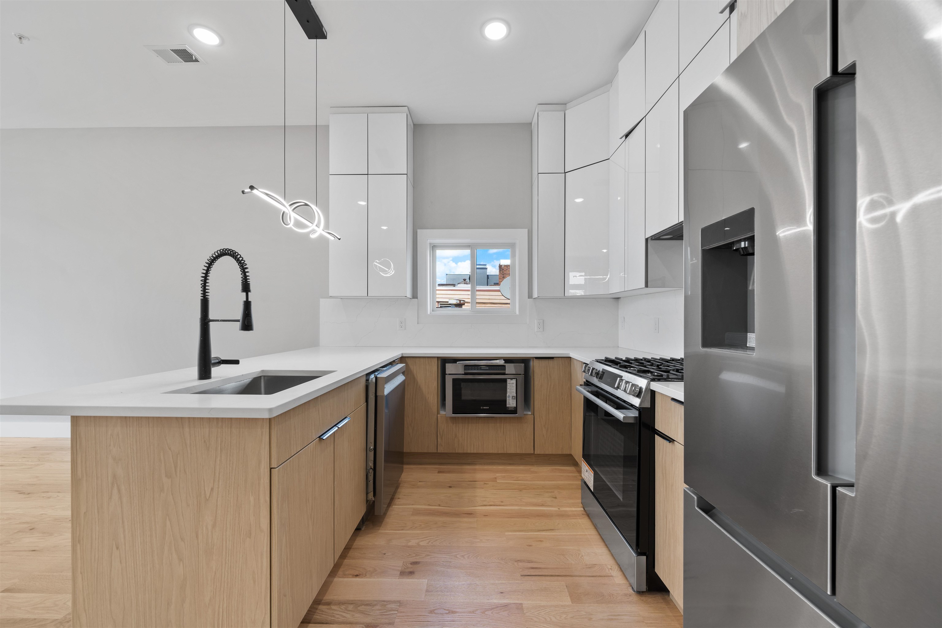 30 CAMBRIDGE AVE Unit: 3