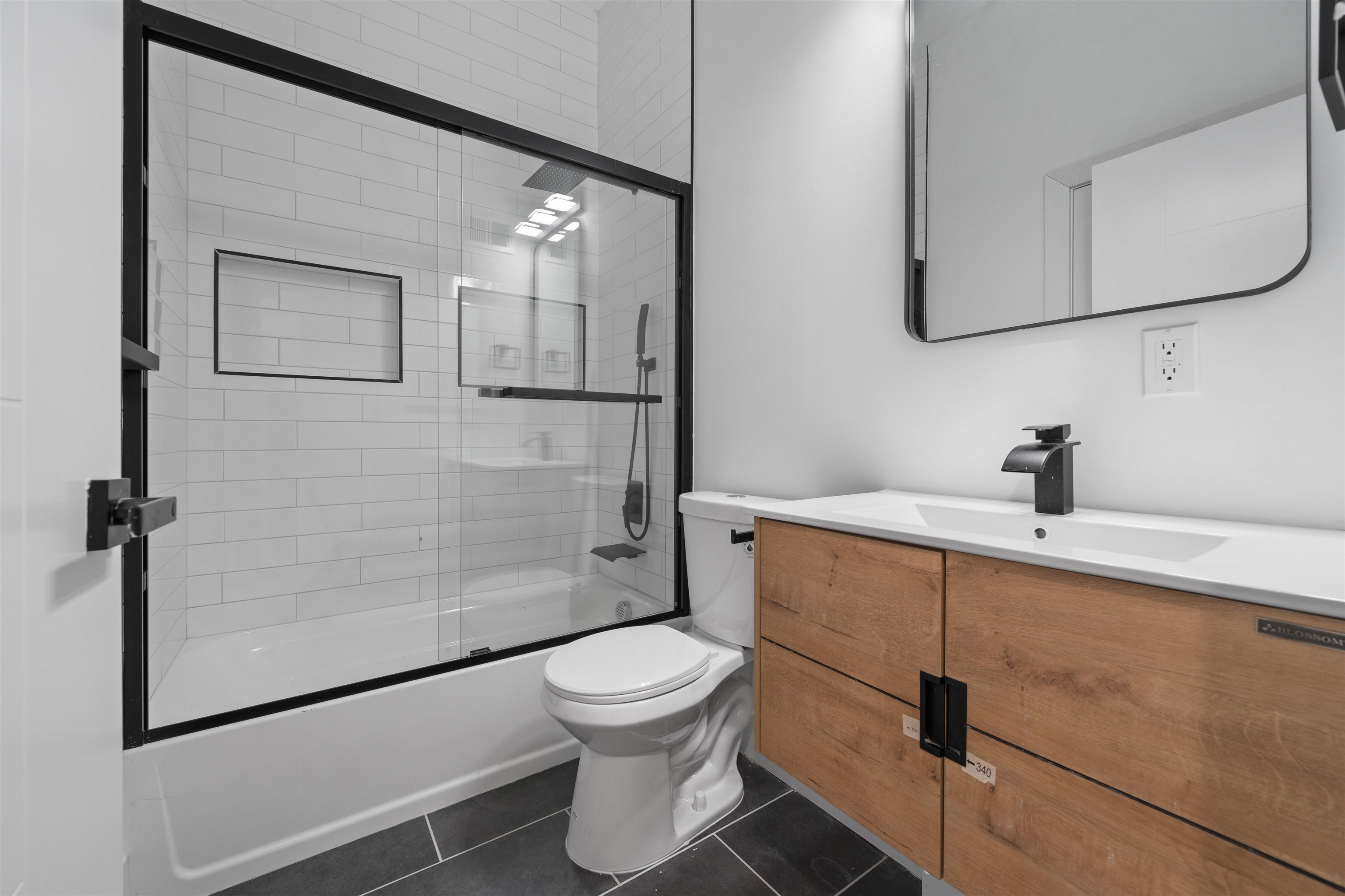 30 CAMBRIDGE AVE Unit: 2