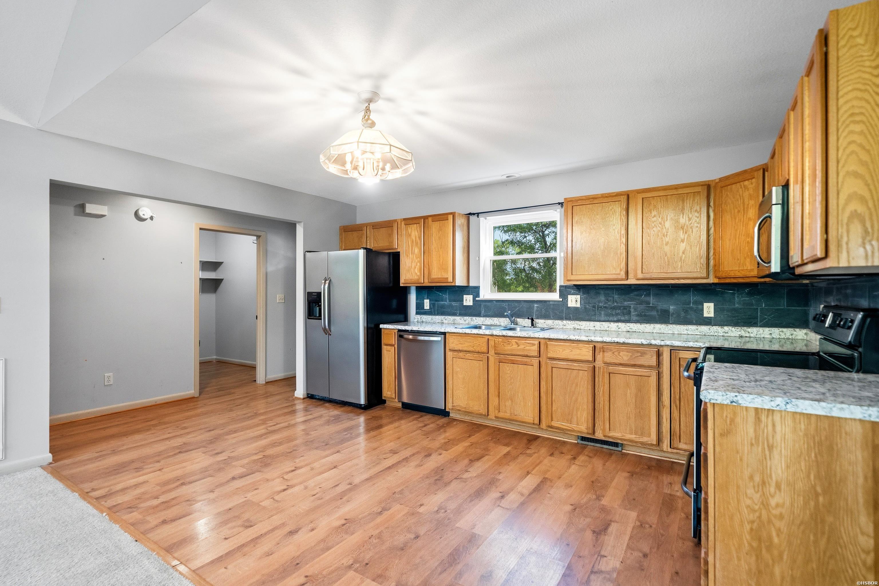 124 LEES LANDING
