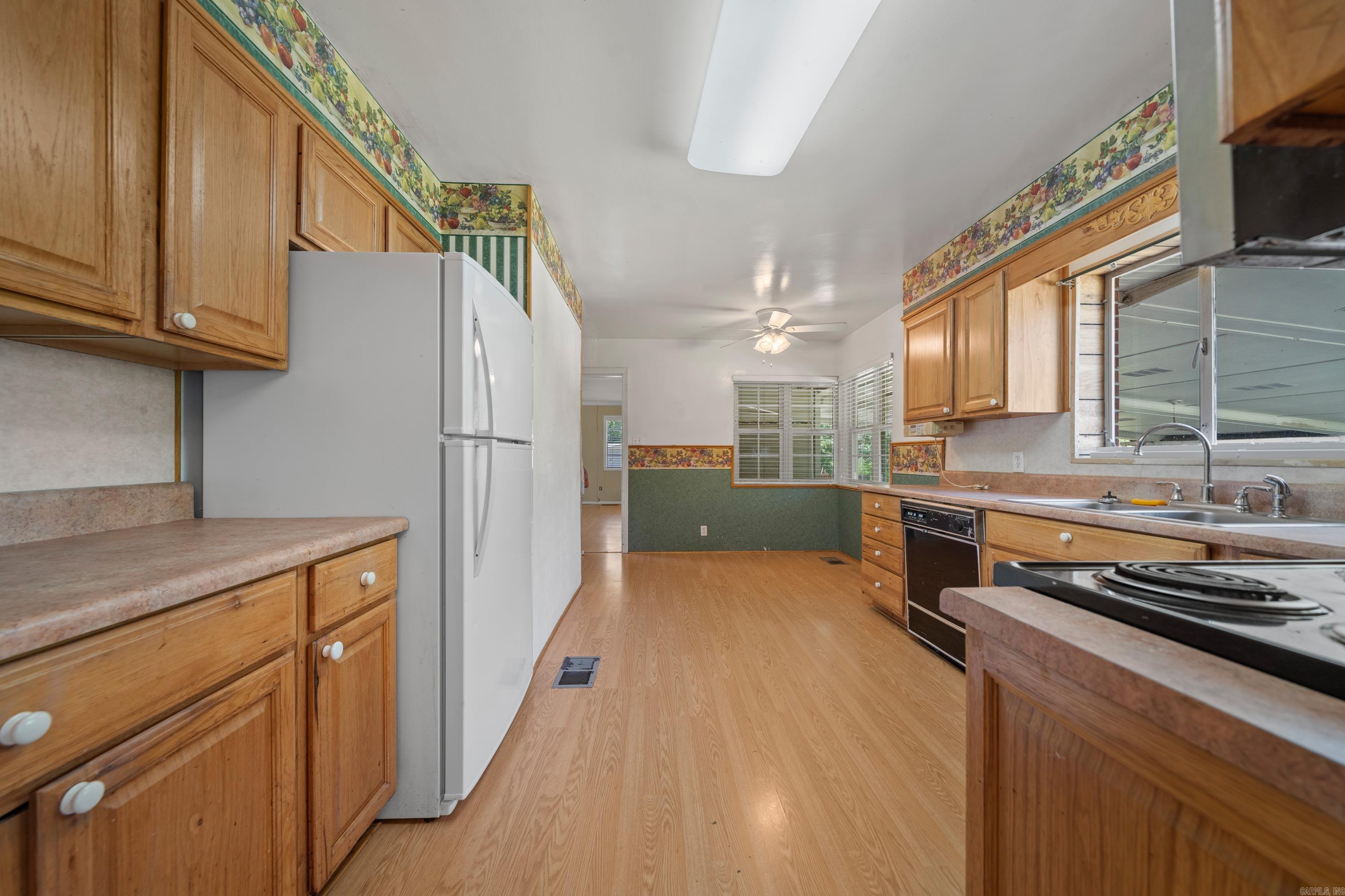 115 Roxbury St Street