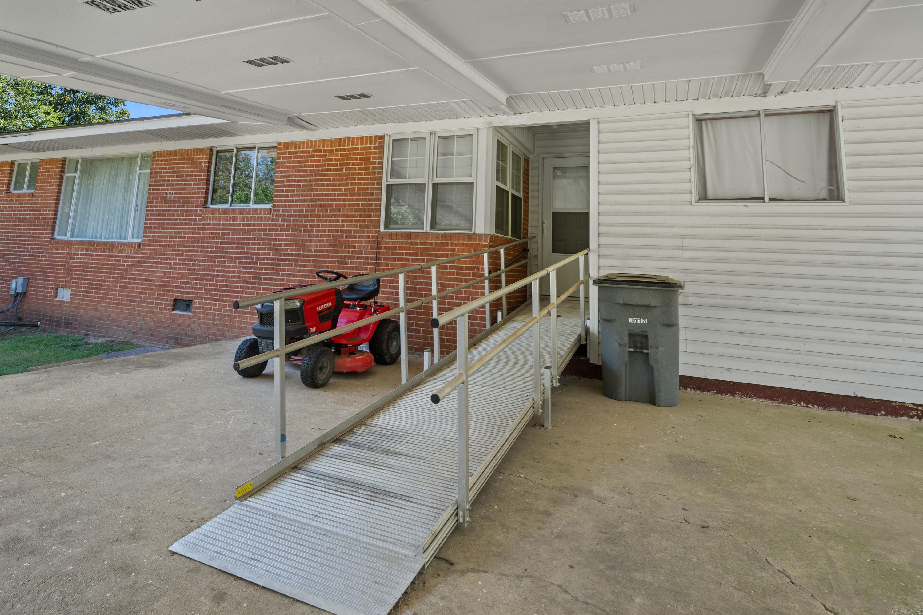 115 Roxbury St Street