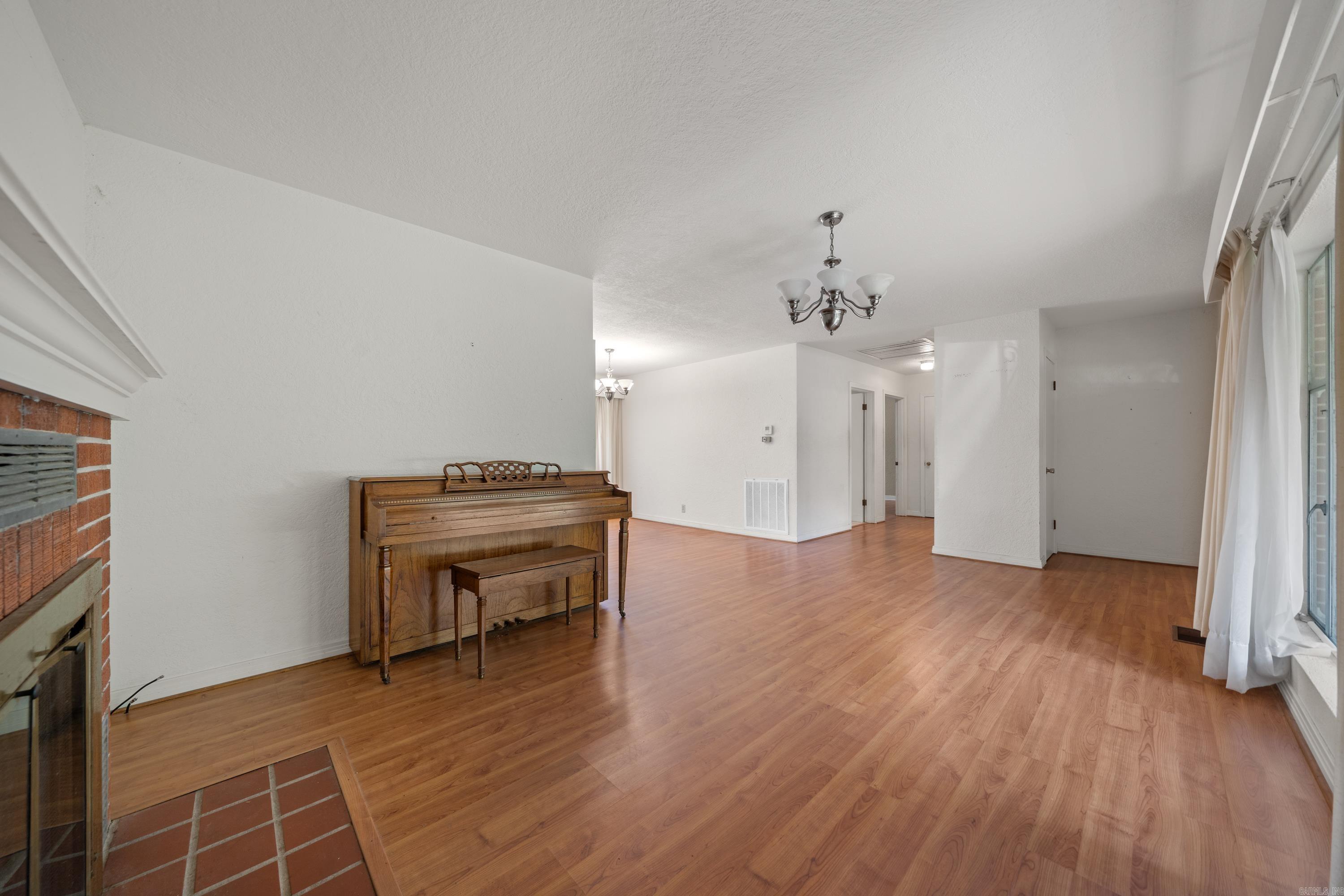 115 Roxbury St Street