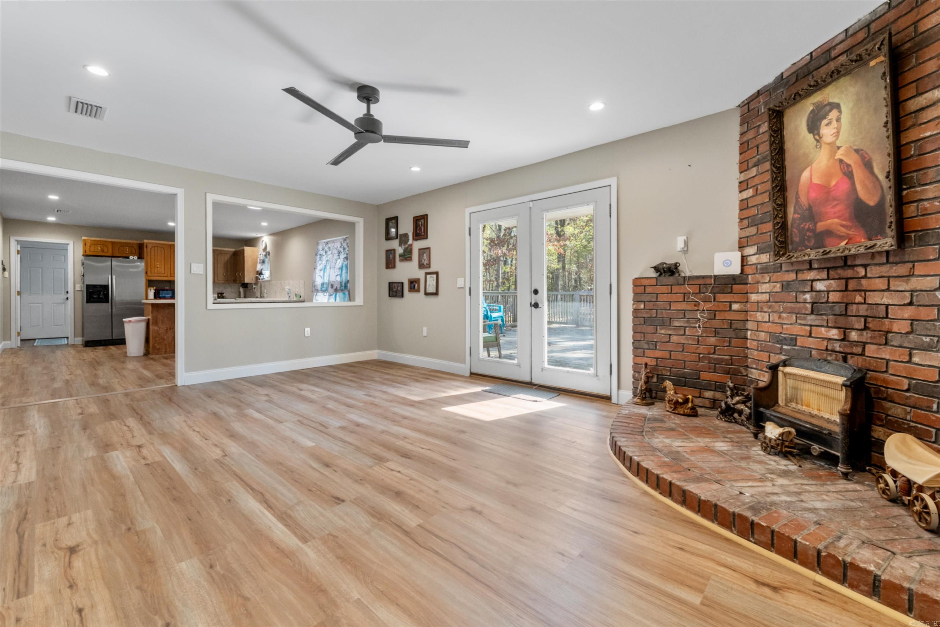 1909 W Republican Rd