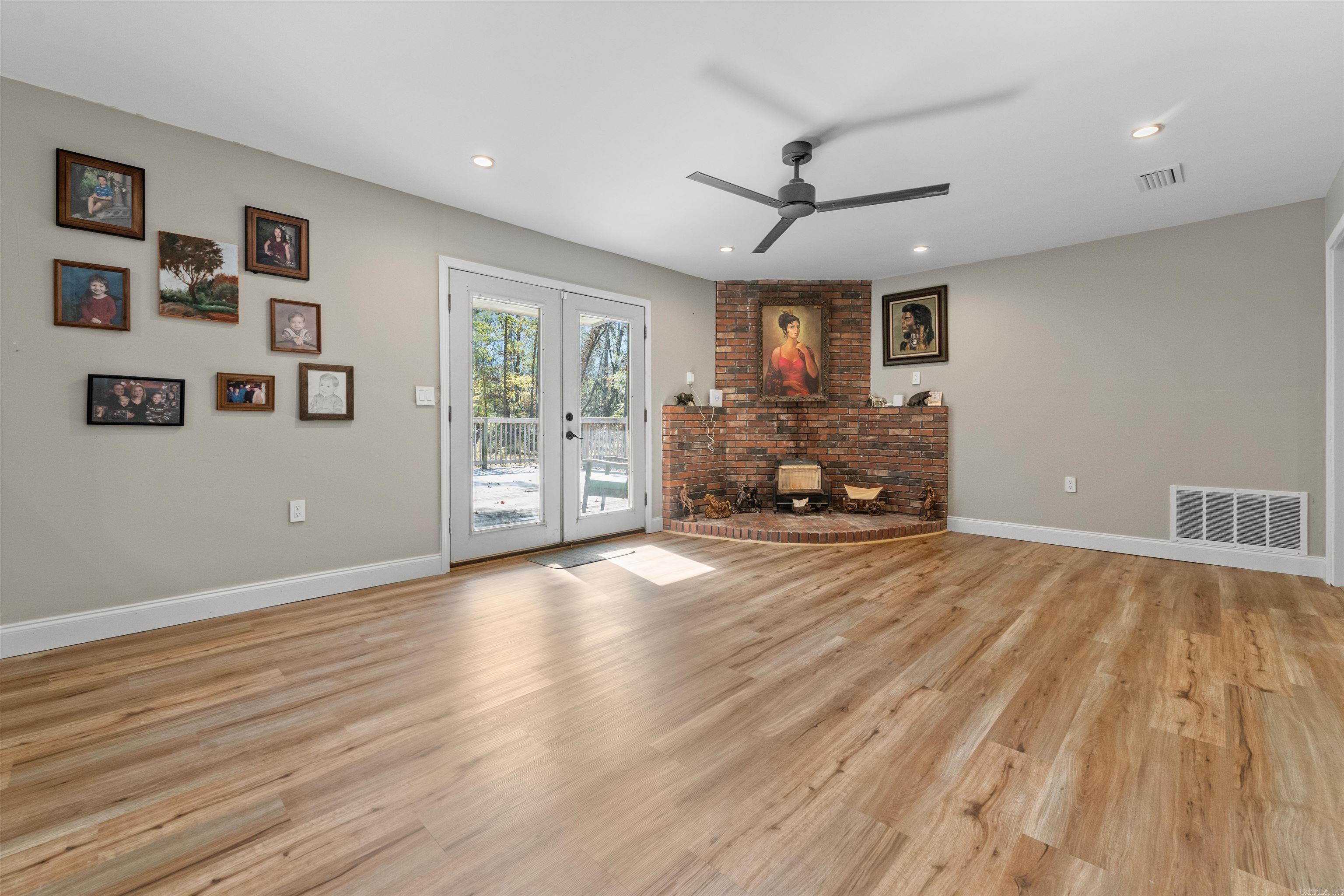 1909 W Republican Rd