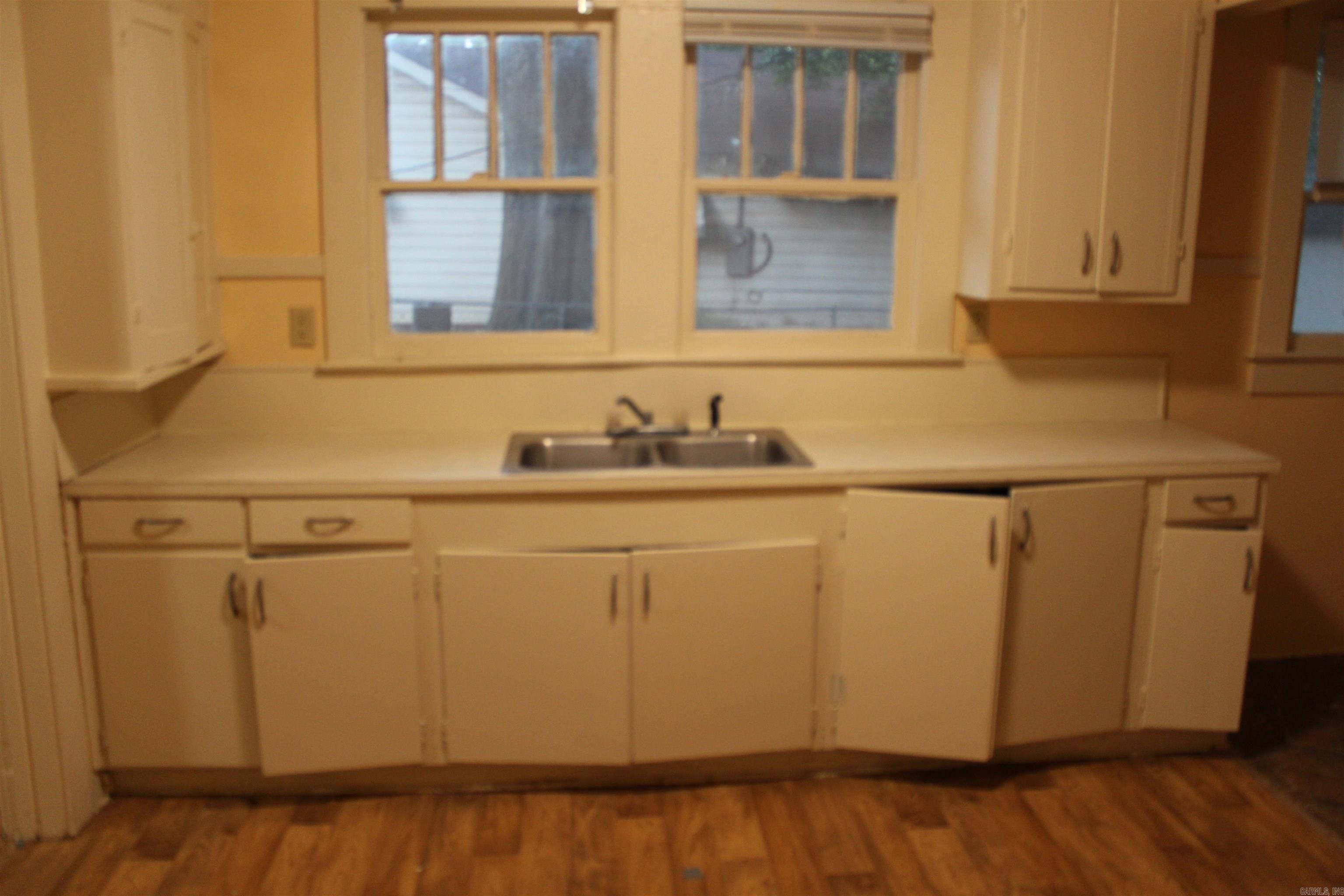 509 W 6TH Street