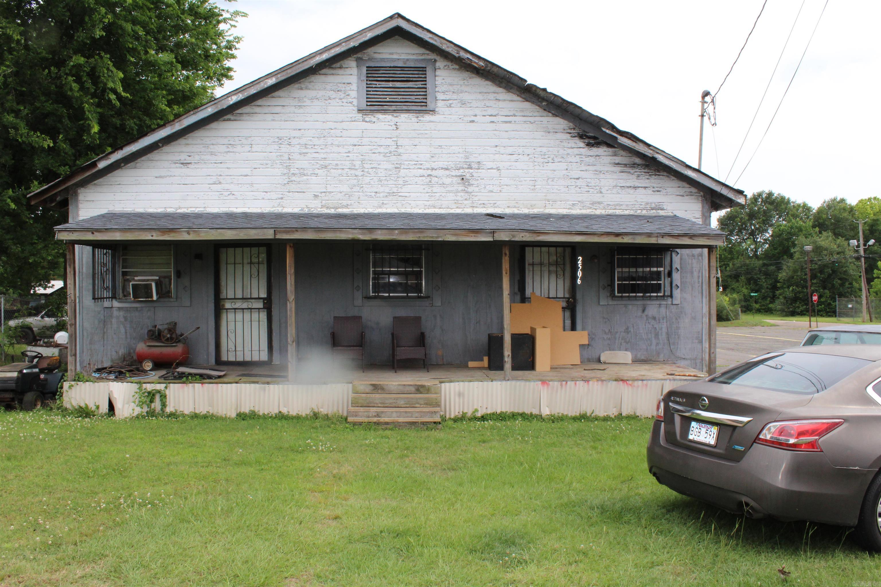 2506 E 9TH Street