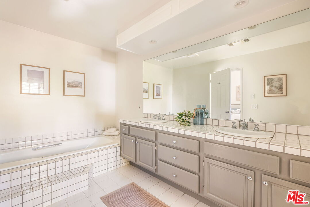 17200 Palisades Cir