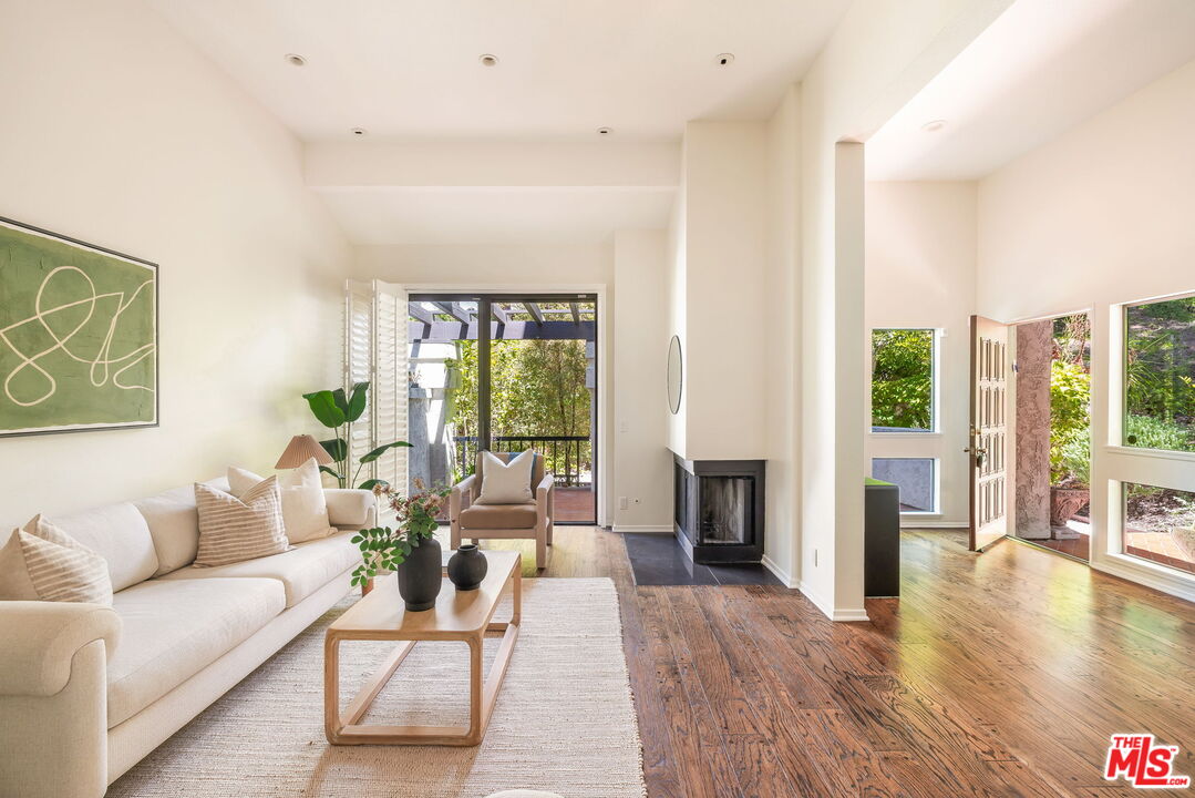 17200 Palisades Cir