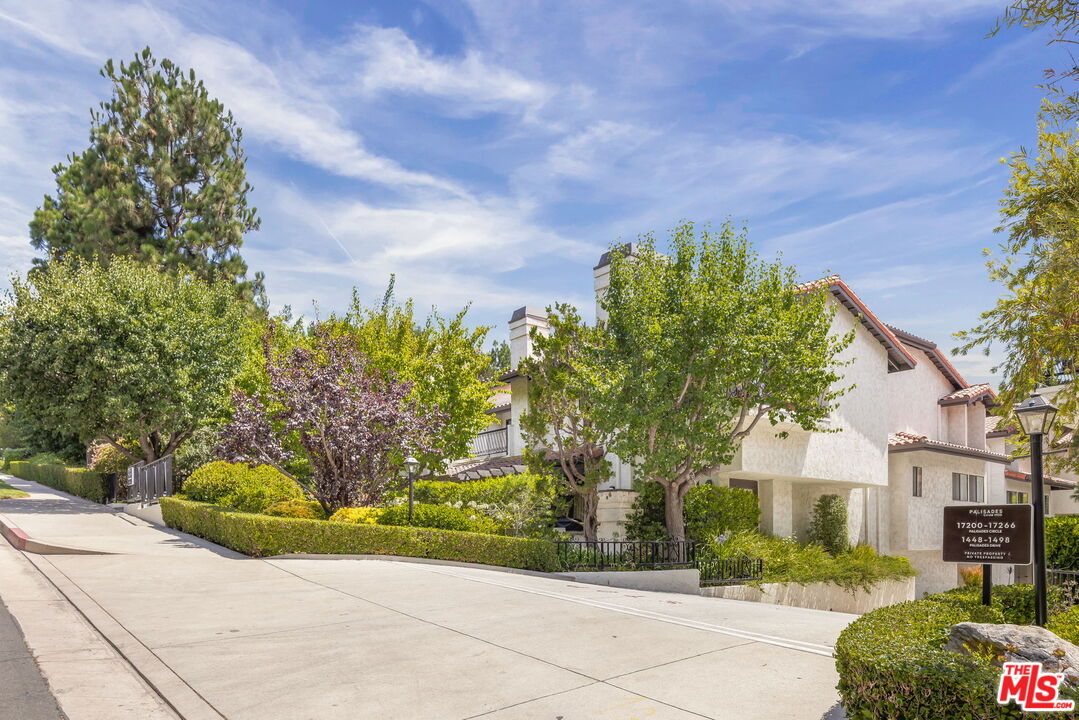 17200 Palisades Cir