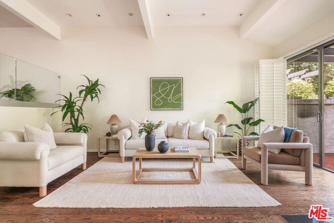 17200 Palisades Cir