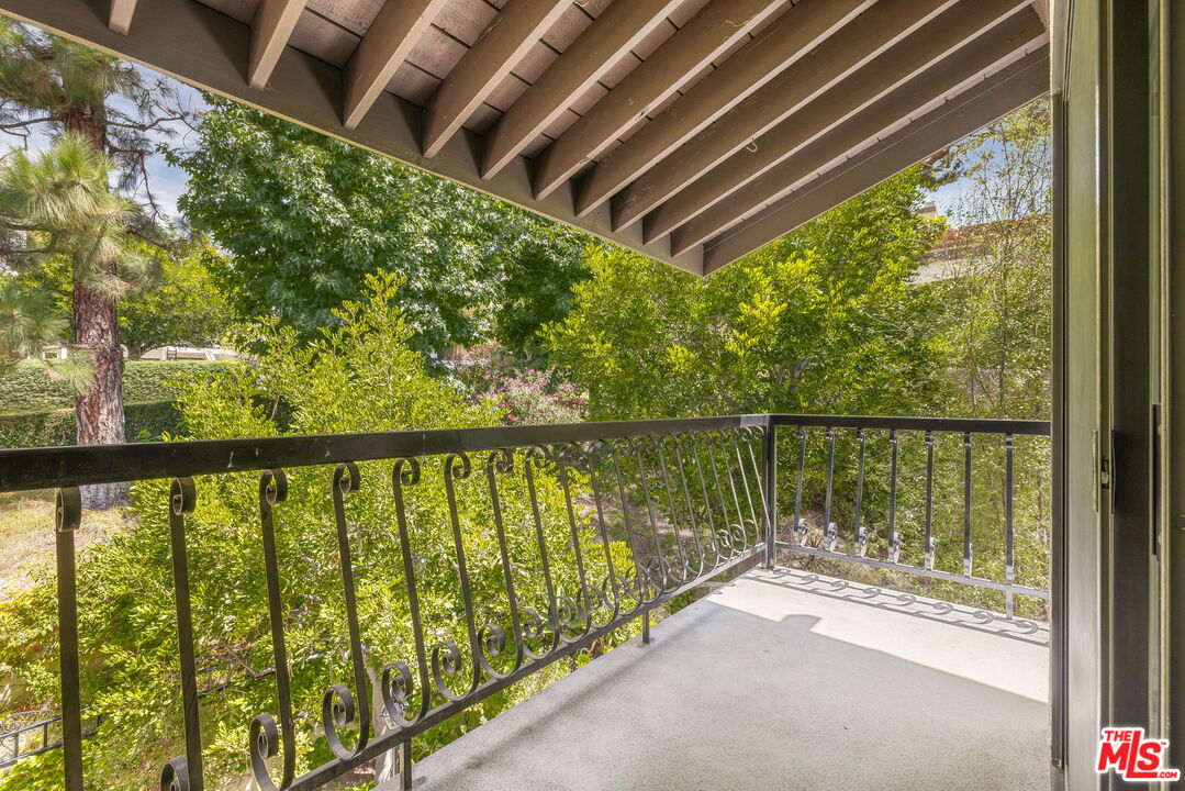 17200 Palisades Cir
