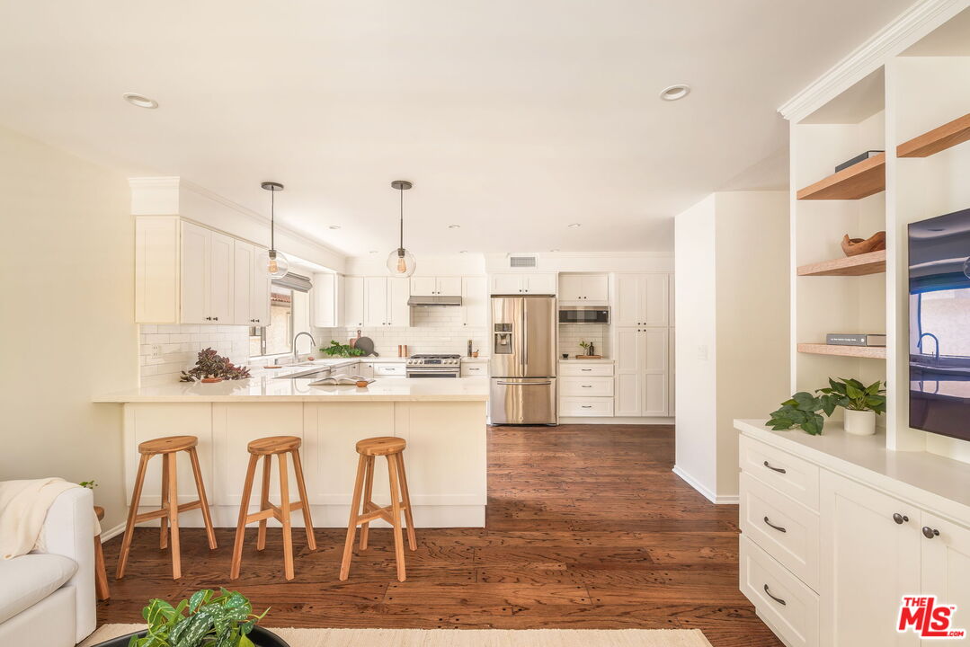 17200 Palisades Cir