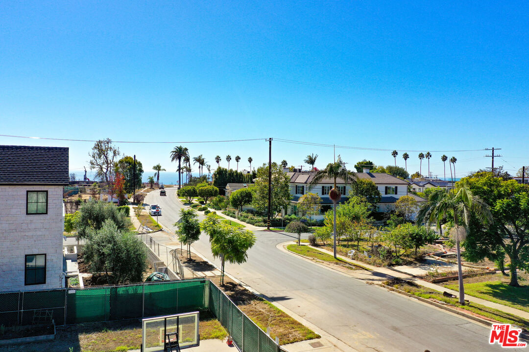 516 El Medio Ave