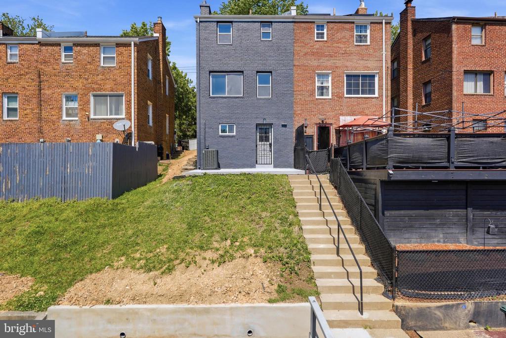 719 HILLTOP TERRACE SE