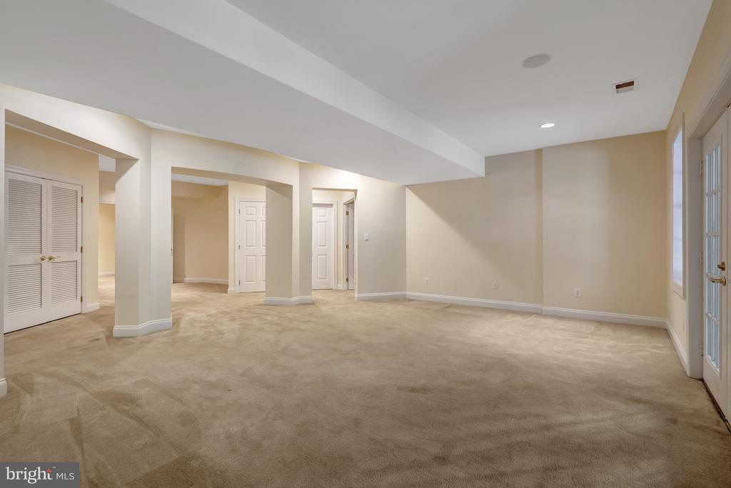 7811 CROWNHURST COURT