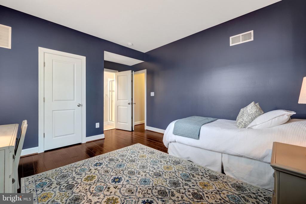 20405 SAVIN HILL DRIVE