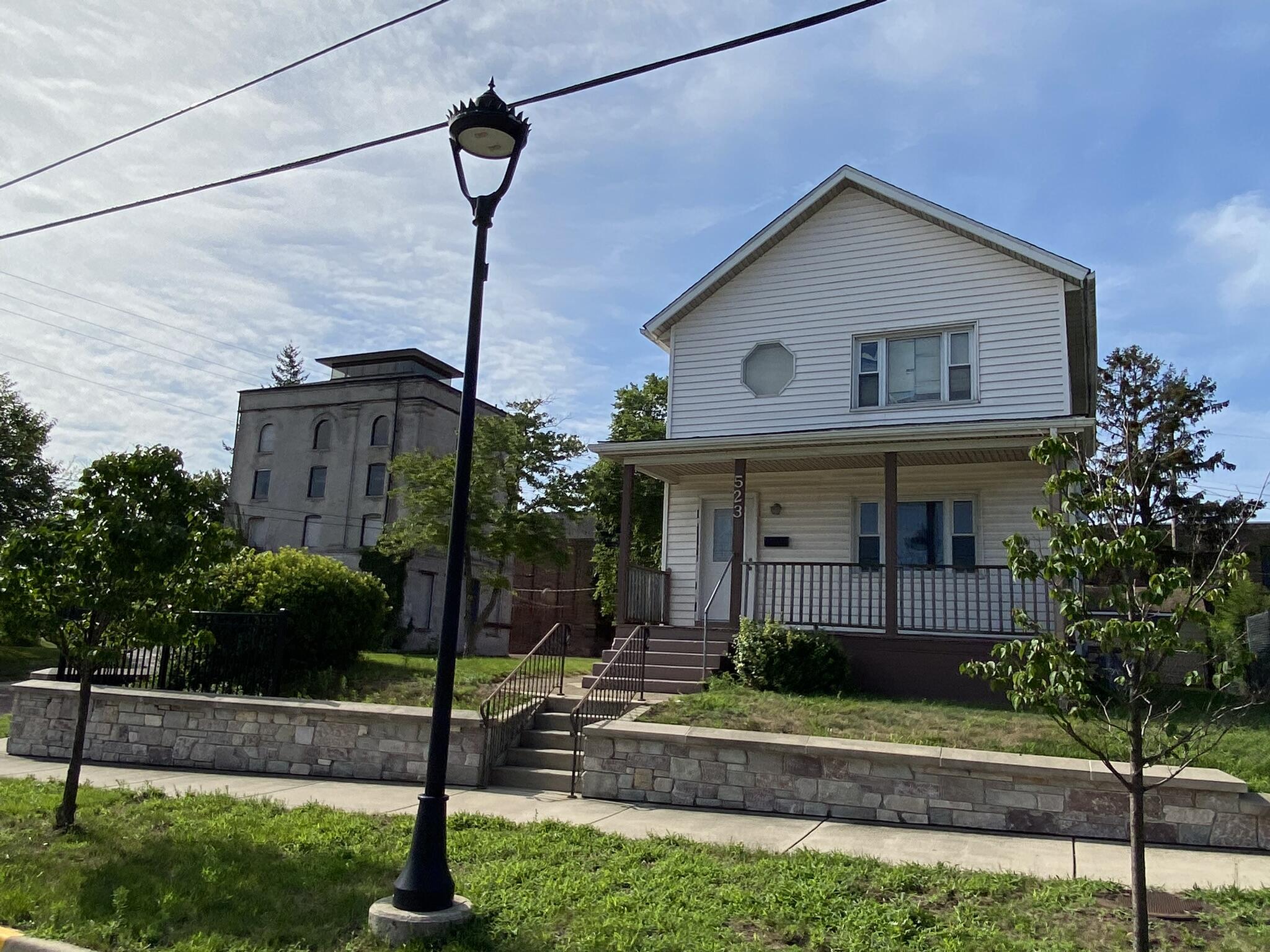 523 E 8th Street