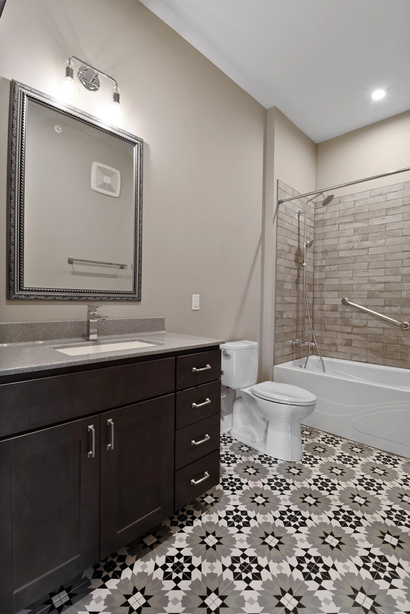 208 N Campbell Street Unit: #202