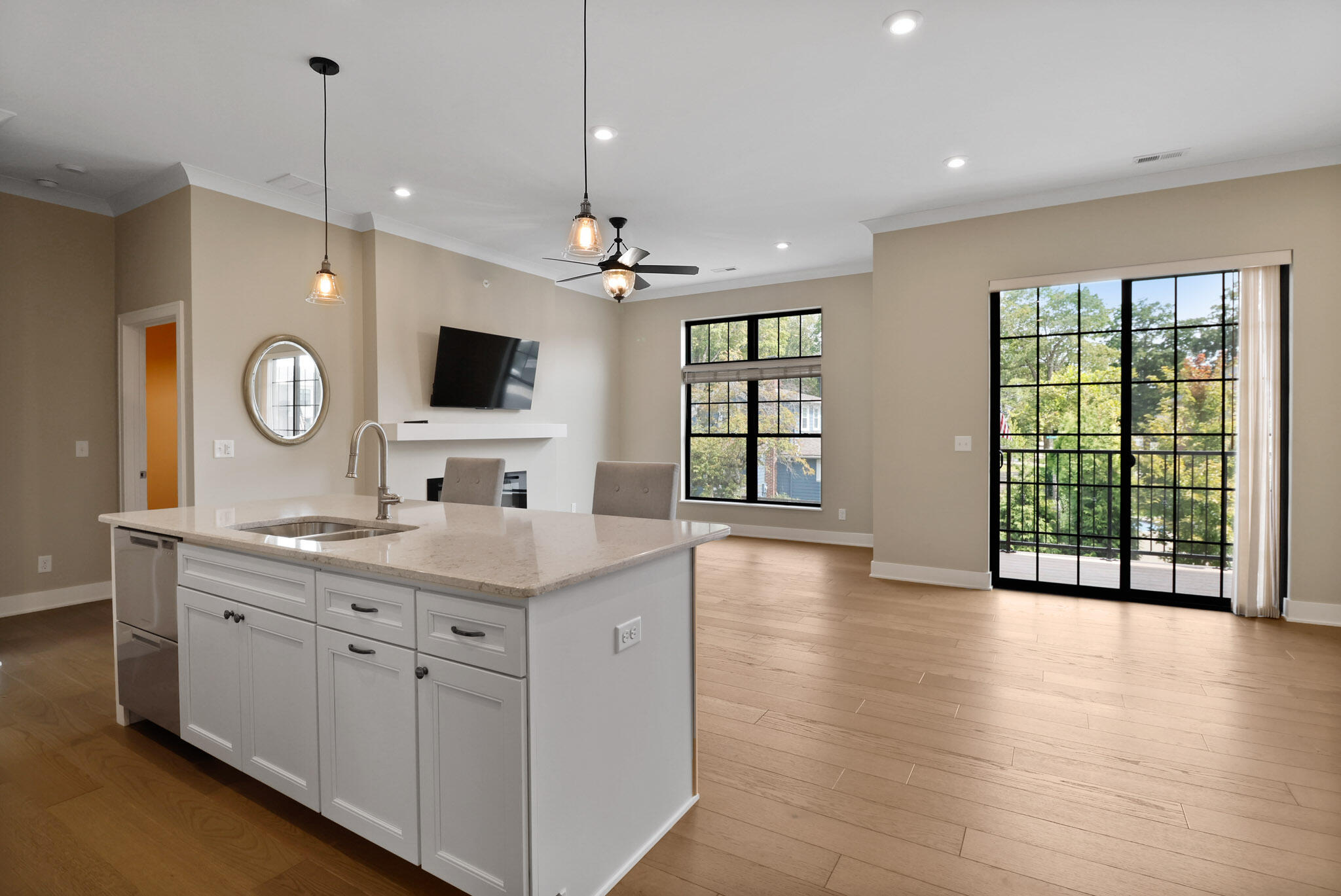 208 N Campbell Street Unit: #202