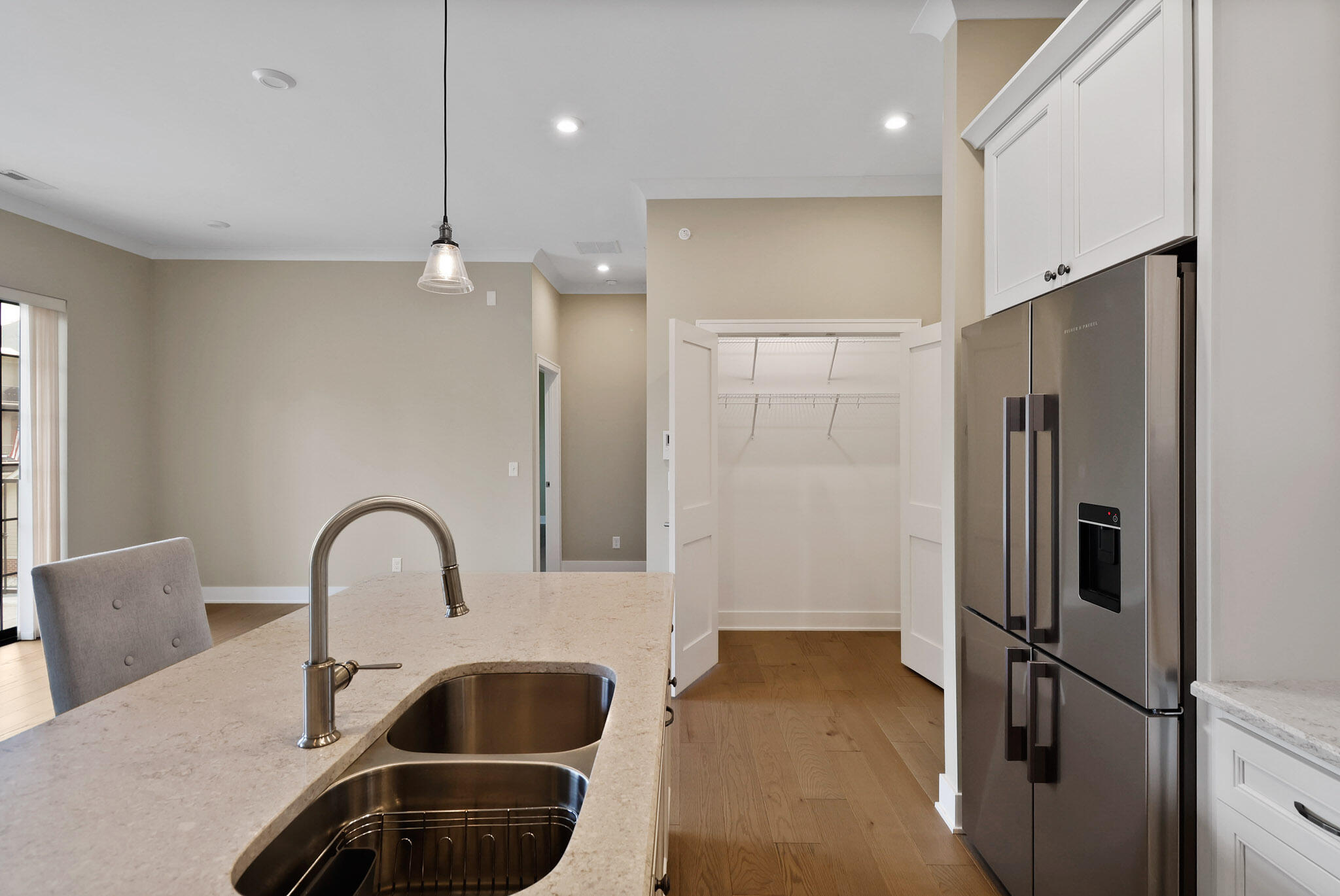 208 N Campbell Street Unit: #202