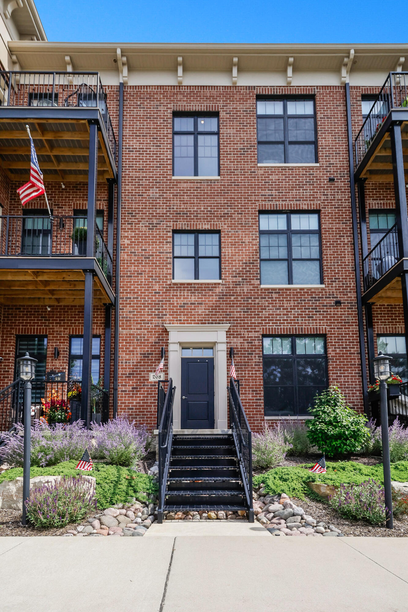 208 N Campbell Street Unit: #202