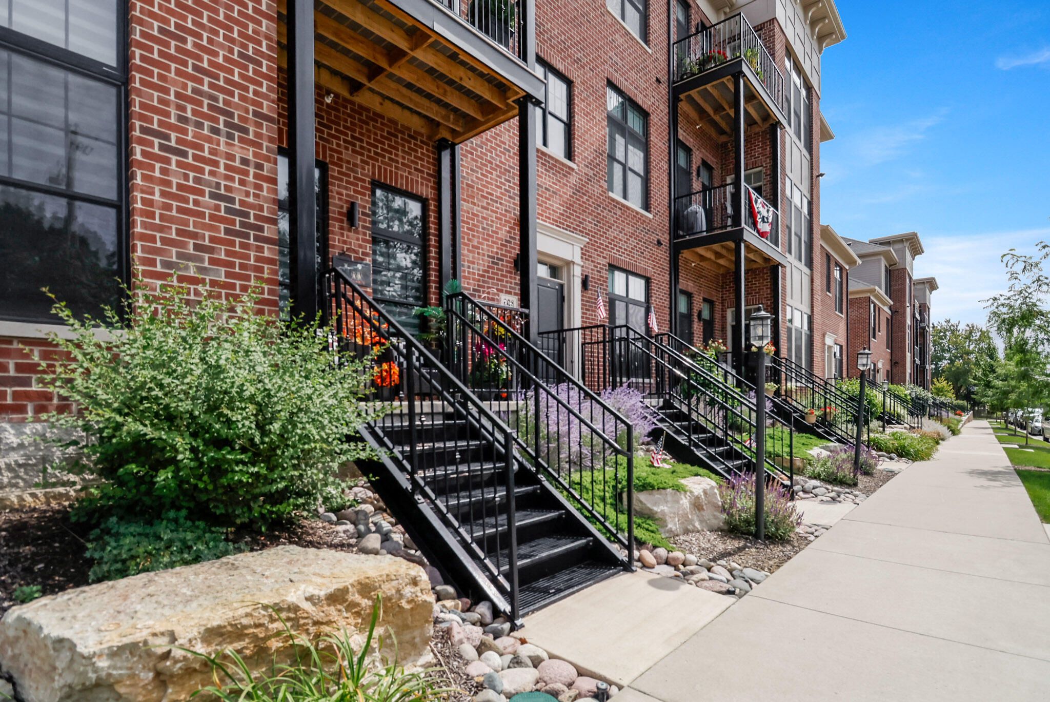 208 N Campbell Street Unit: #202