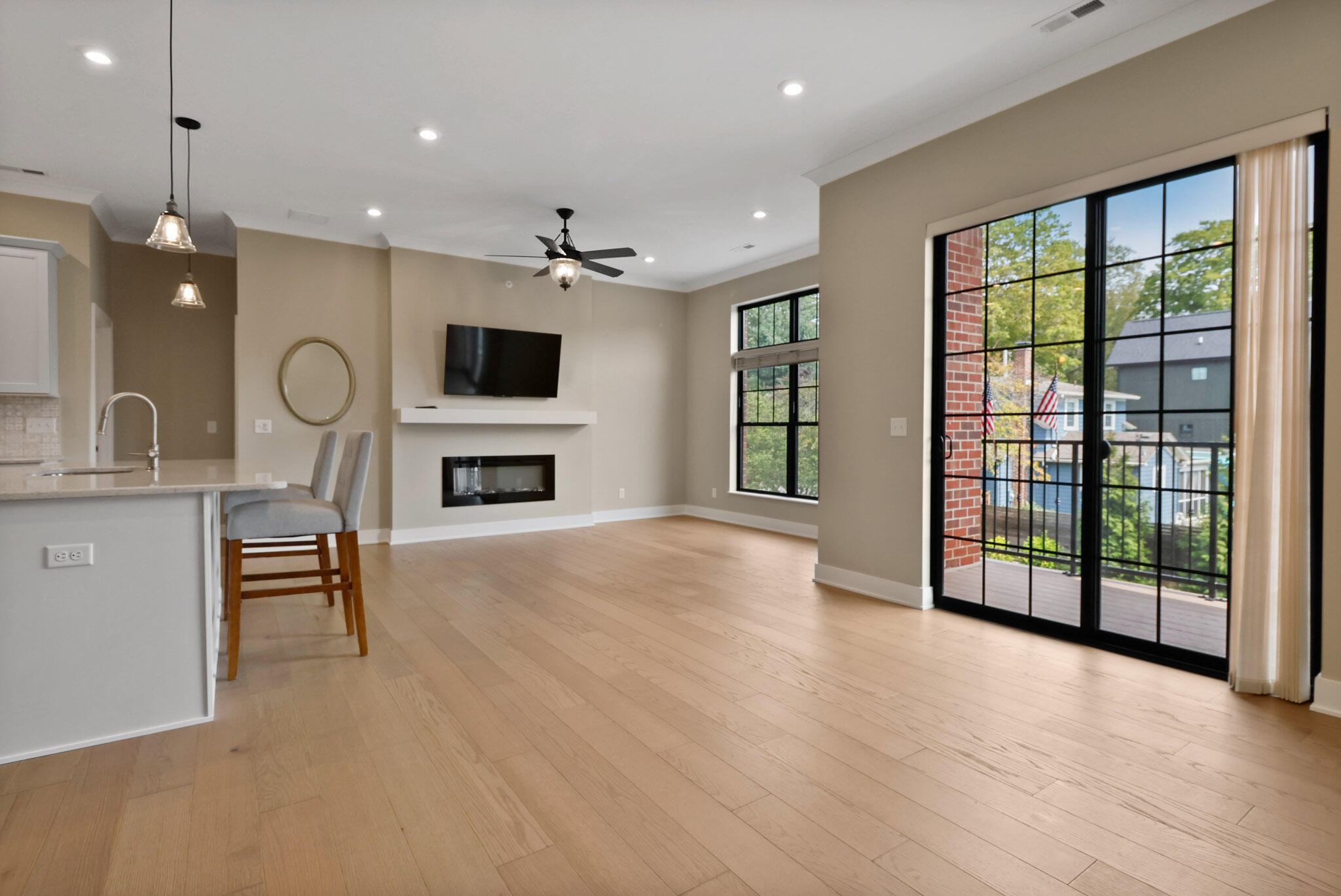 208 N Campbell Street Unit: #202