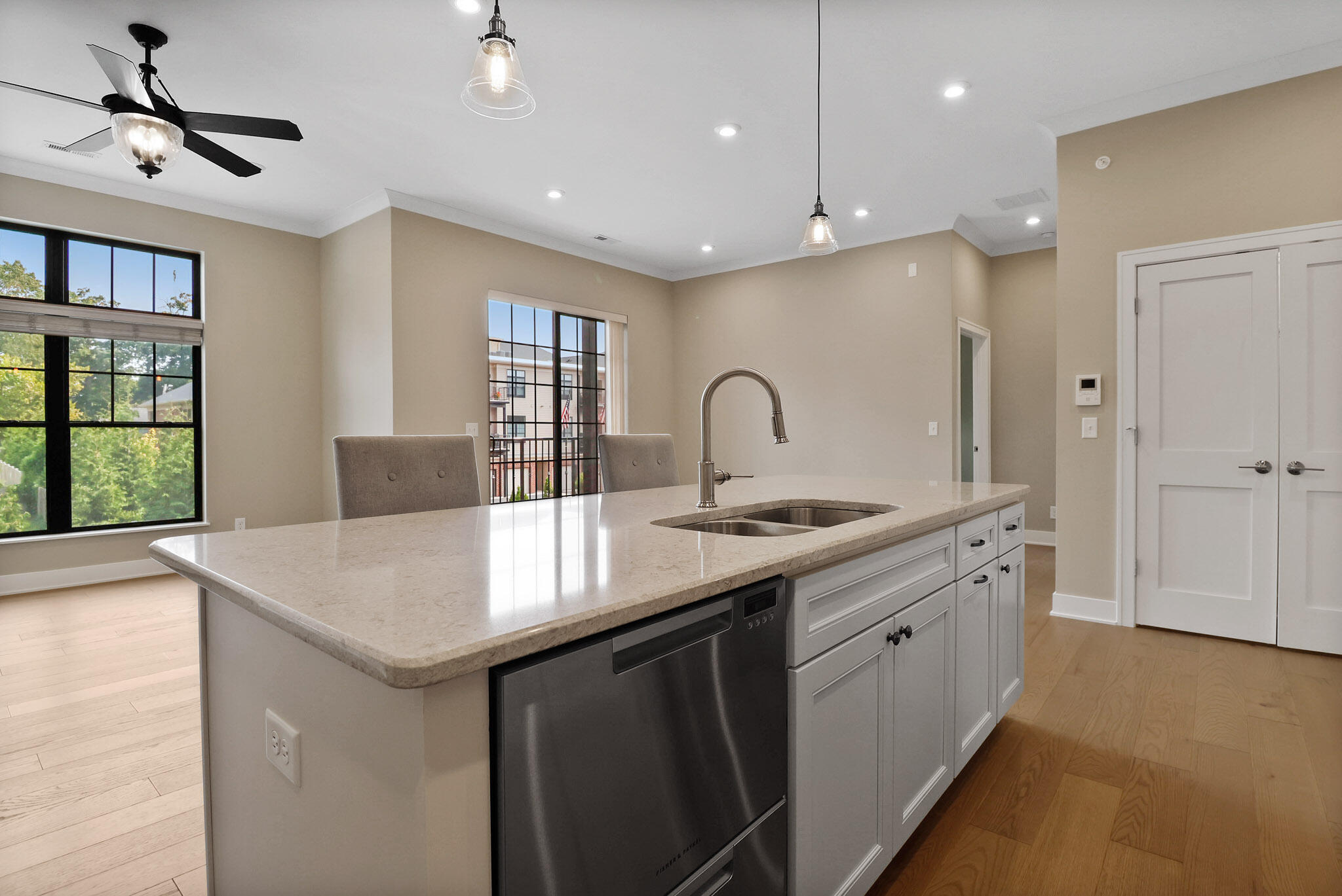 208 N Campbell Street Unit: #202