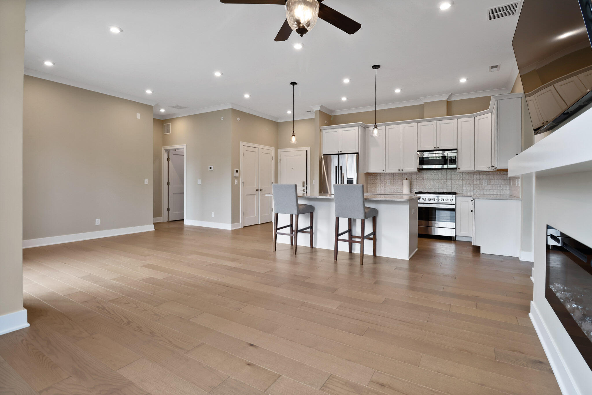 208 N Campbell Street Unit: #202