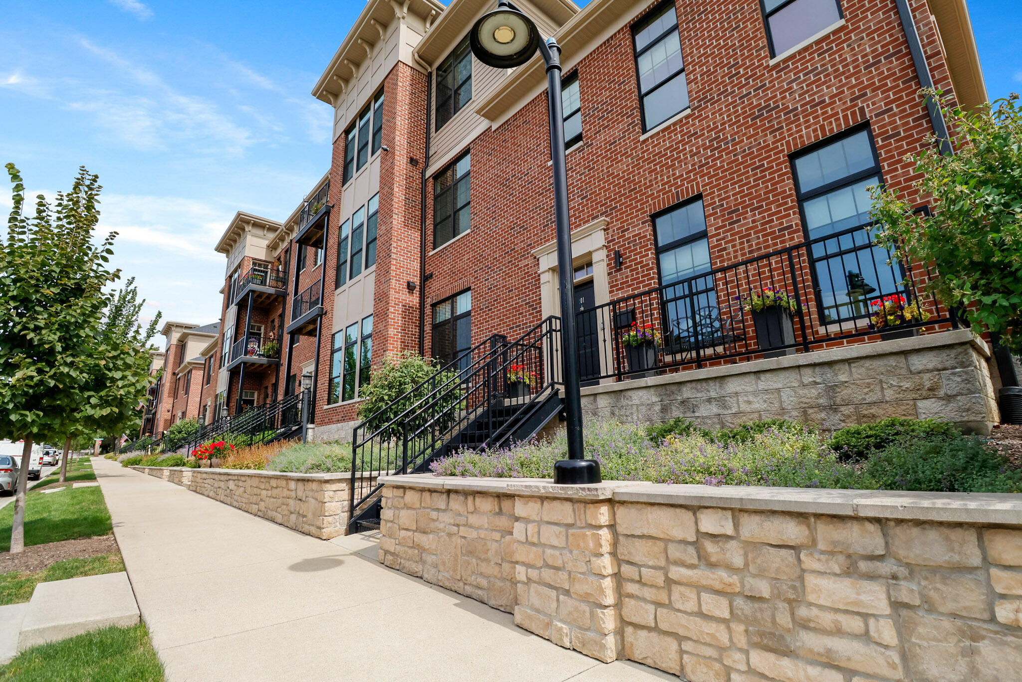 208 N Campbell Street Unit: #202