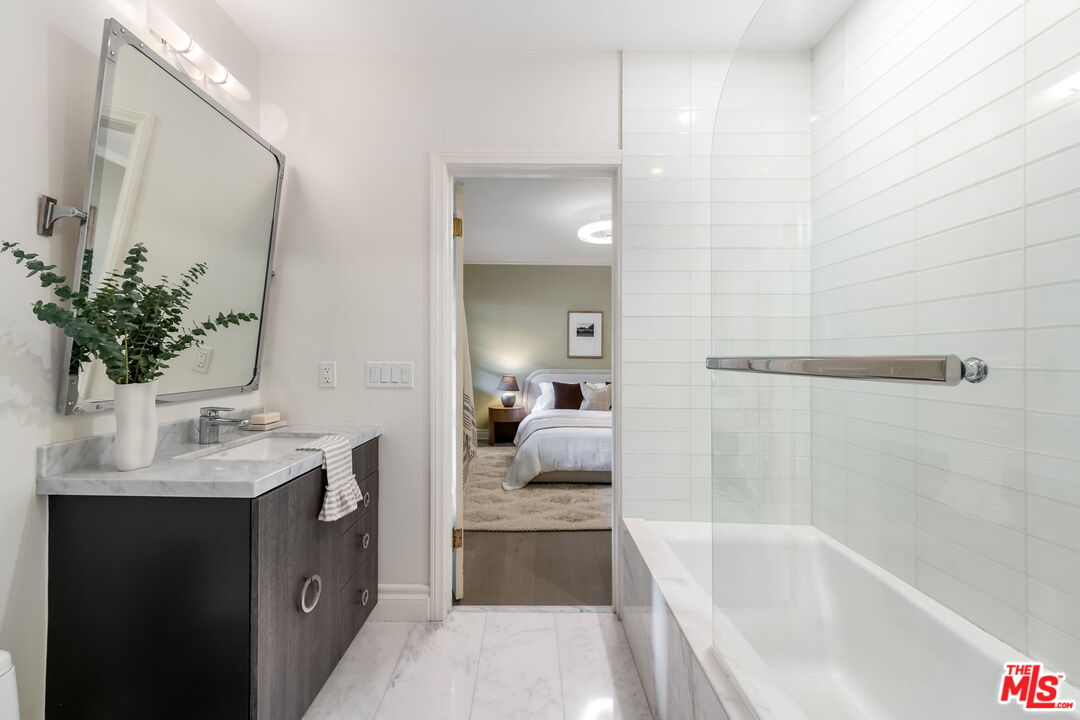 520 N Cahuenga Blvd