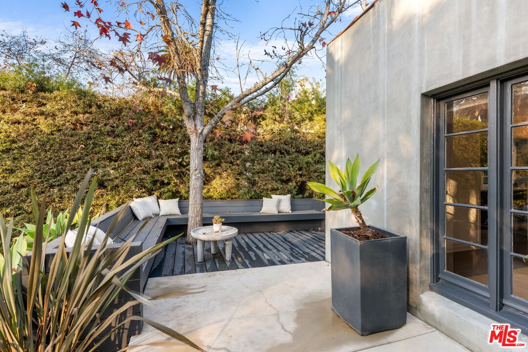 520 N Cahuenga Blvd