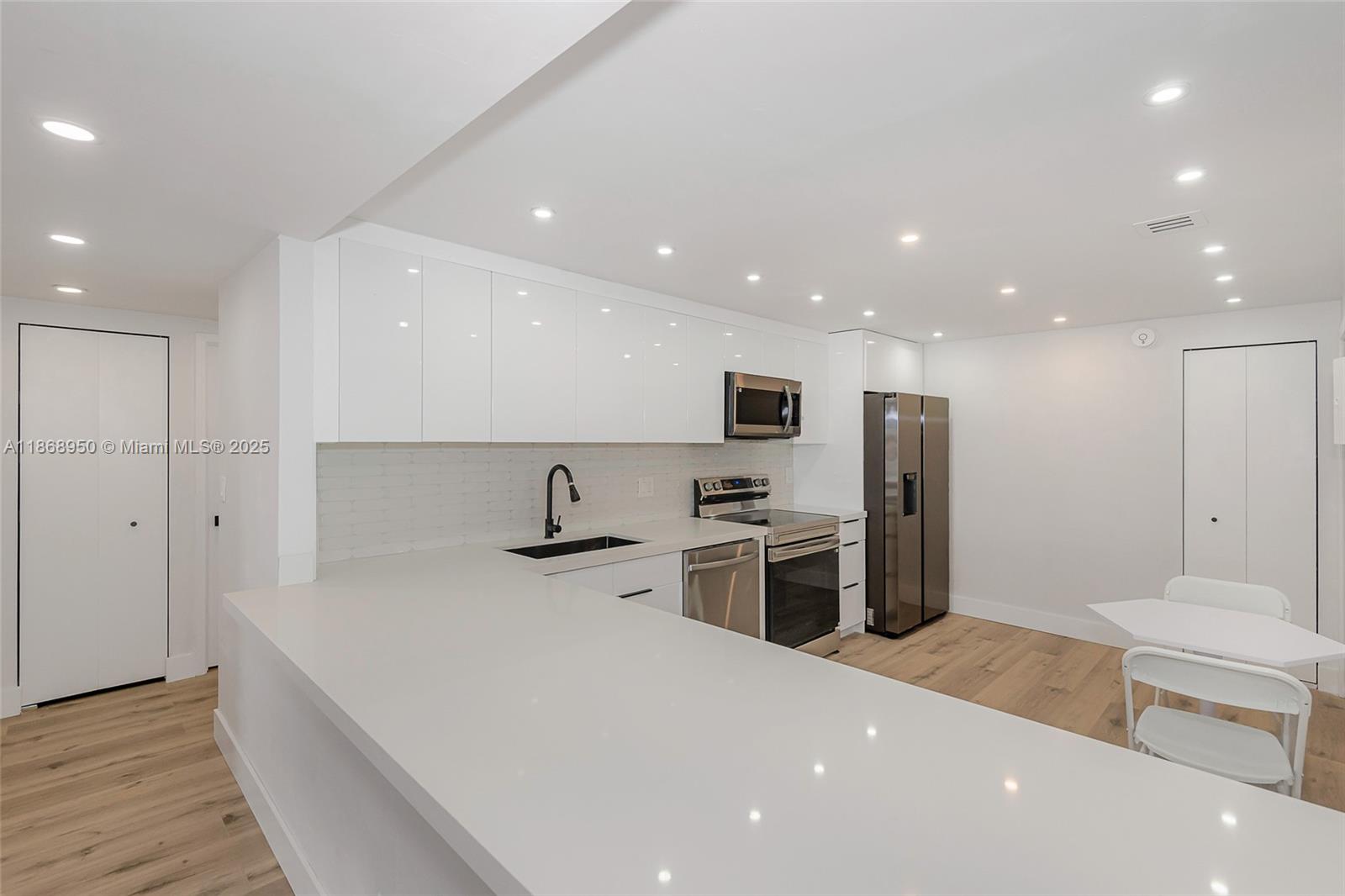 2500 Parkview Dr # 821