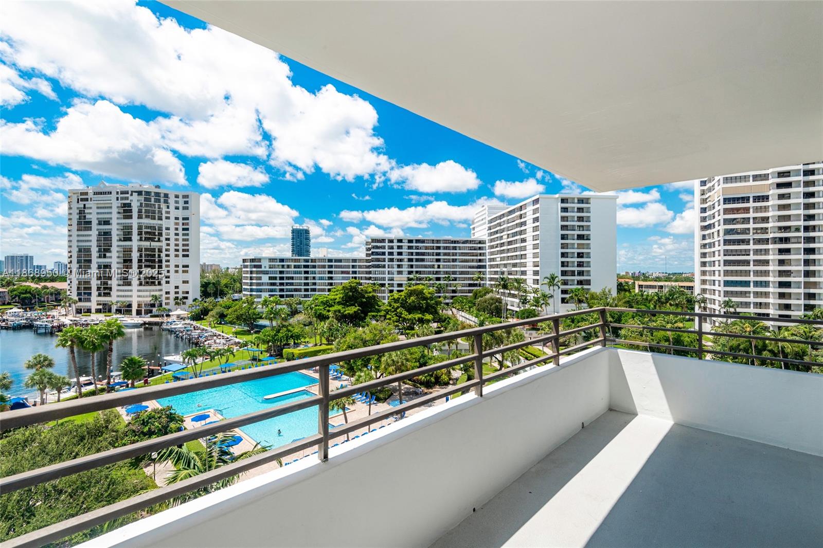 2500 Parkview Dr # 821