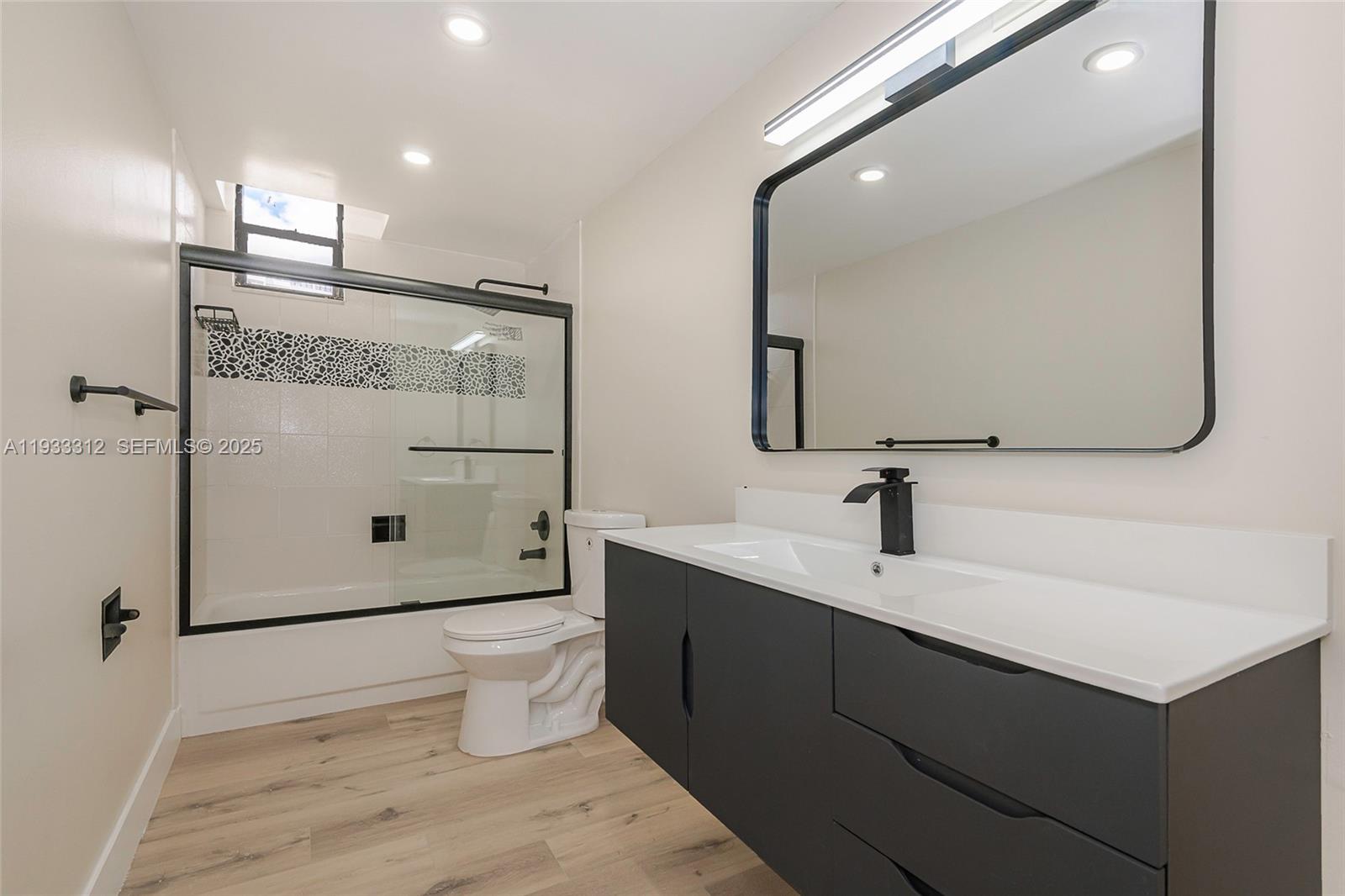 2500 Parkview Dr # 821