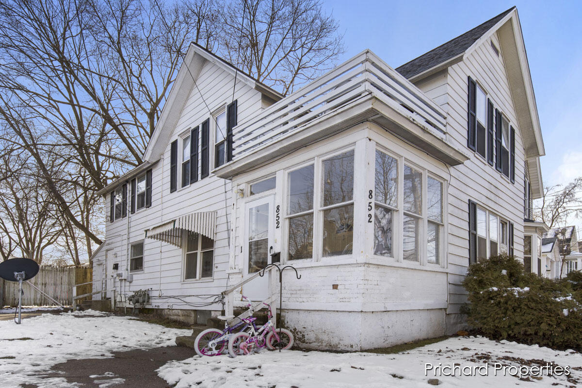 852 Eleventh Street NW