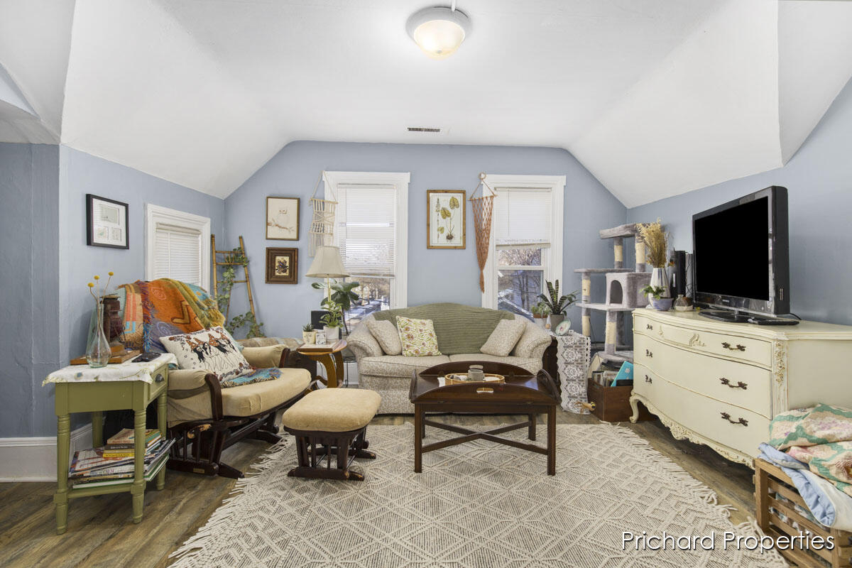 852 Eleventh Street NW