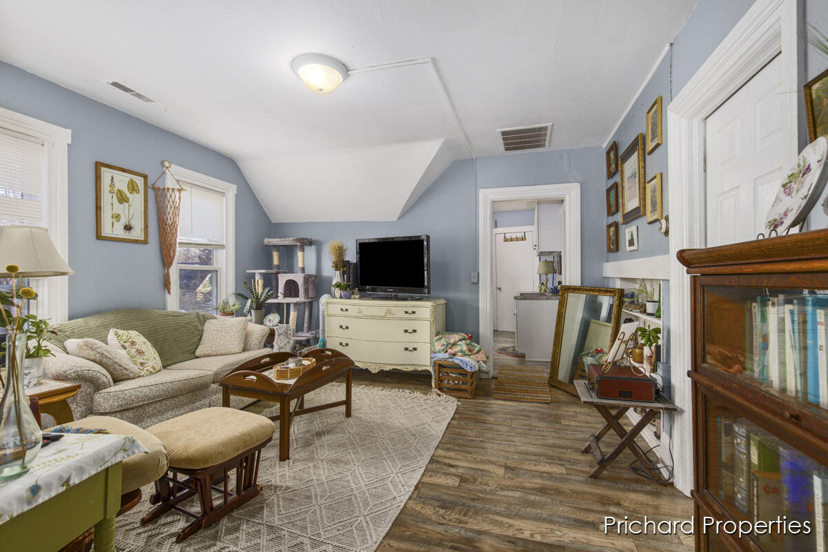 852 Eleventh Street NW