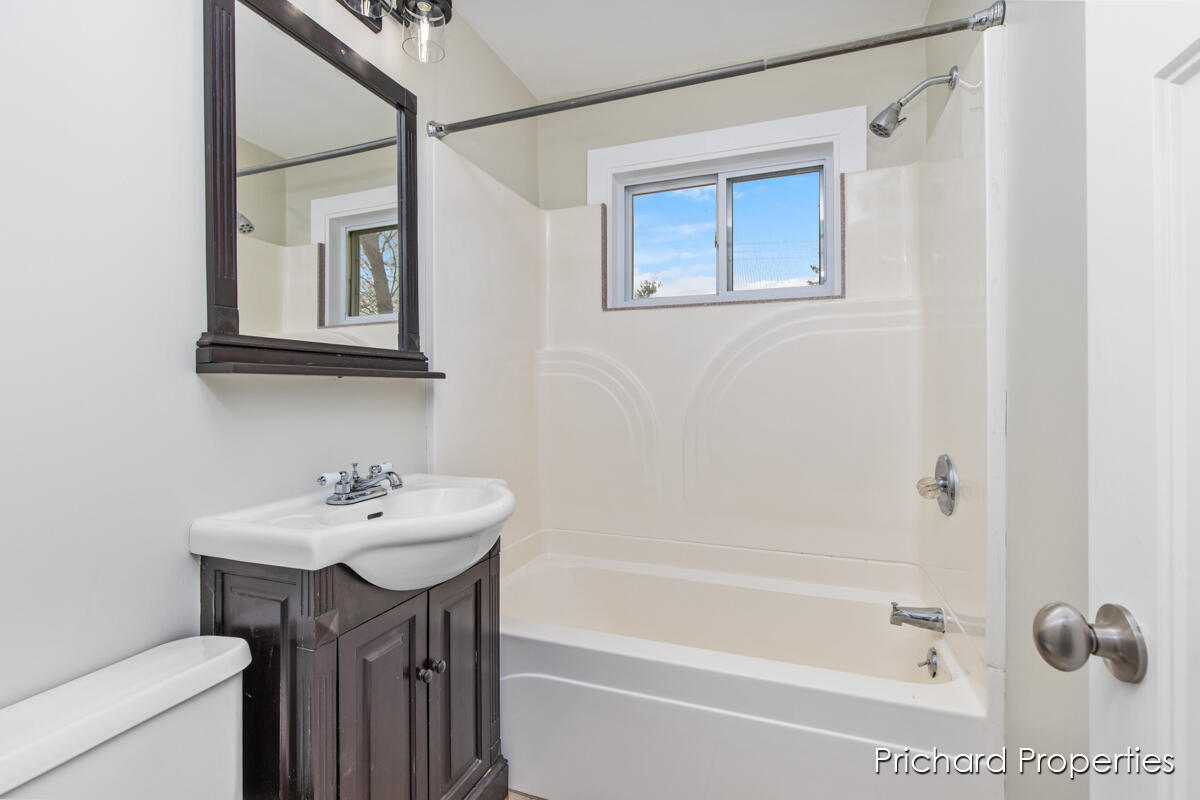 1642 Pennoyer Avenue, 1644