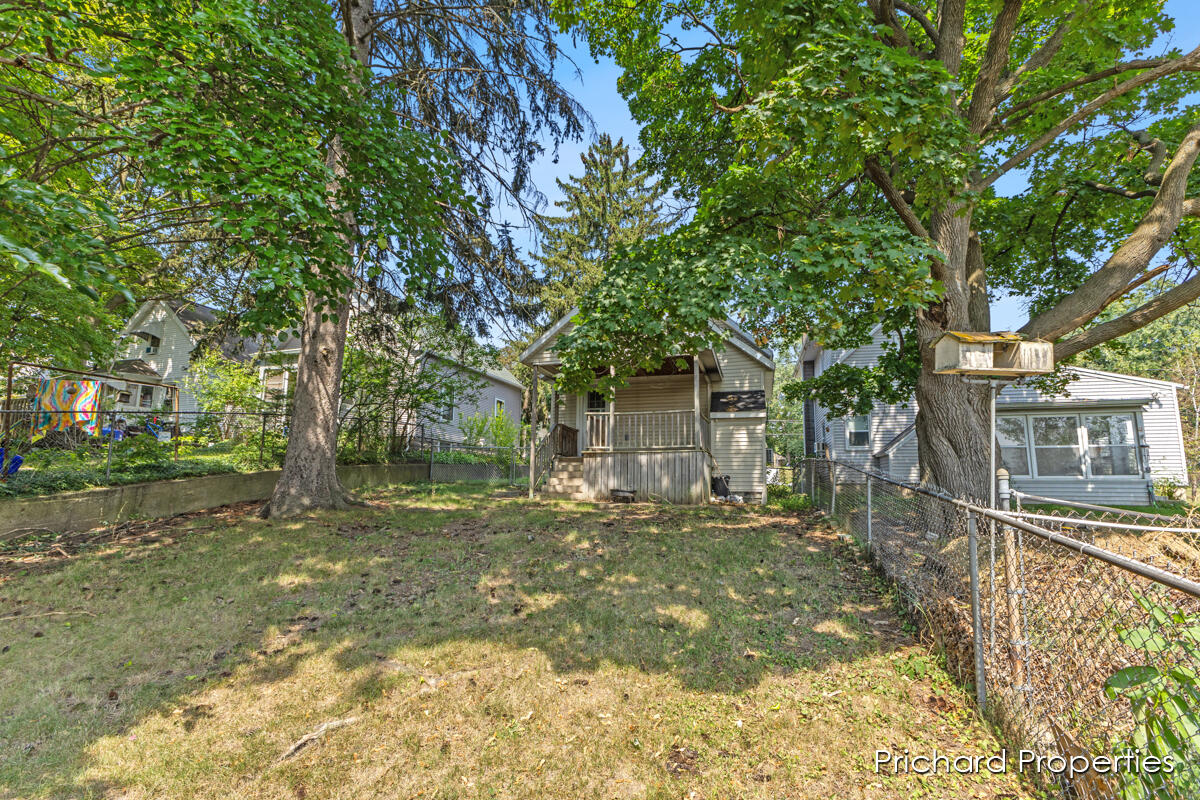 1222 Courtney Street NW