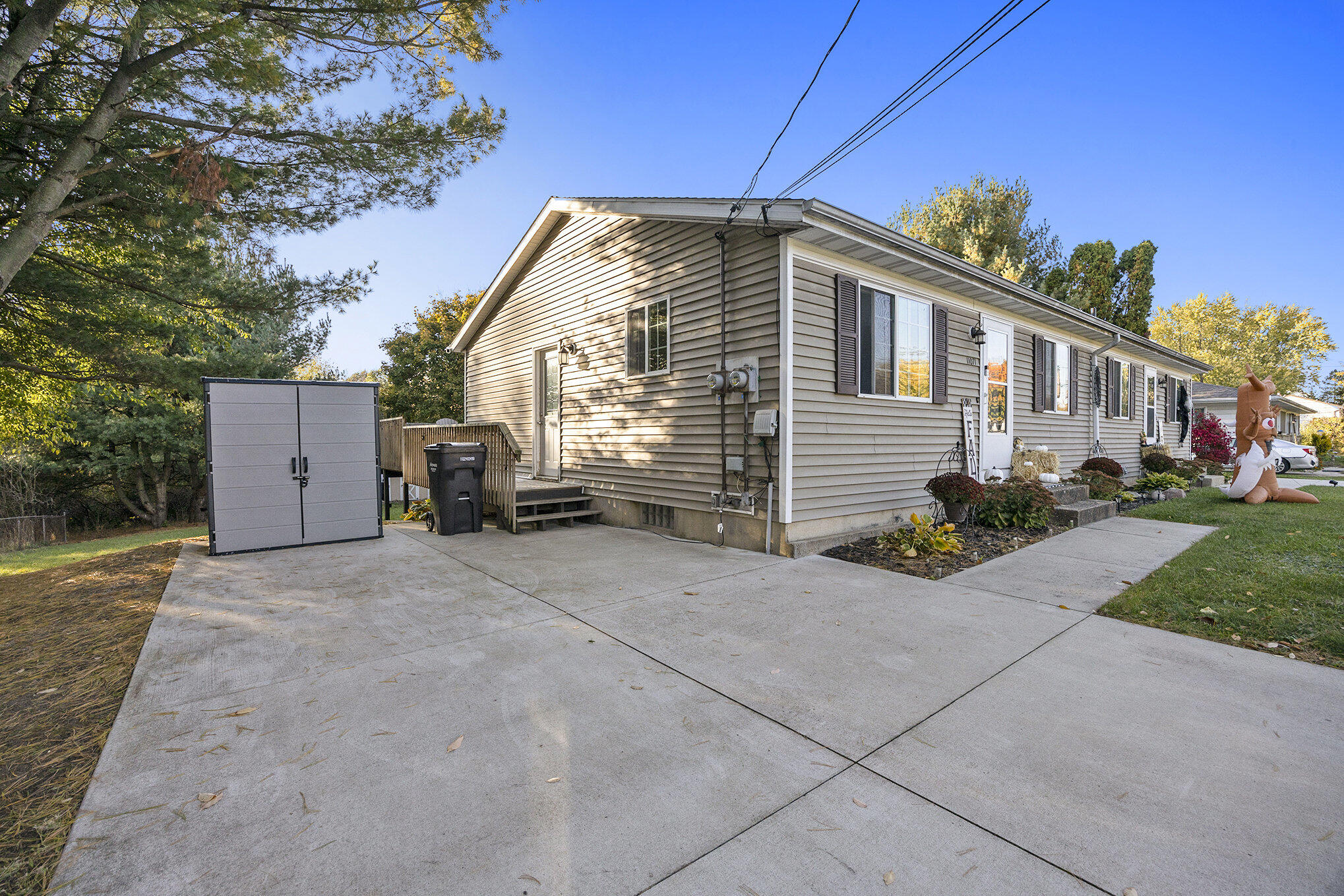 11071/ 11073 Mountain Ash Avenue NW