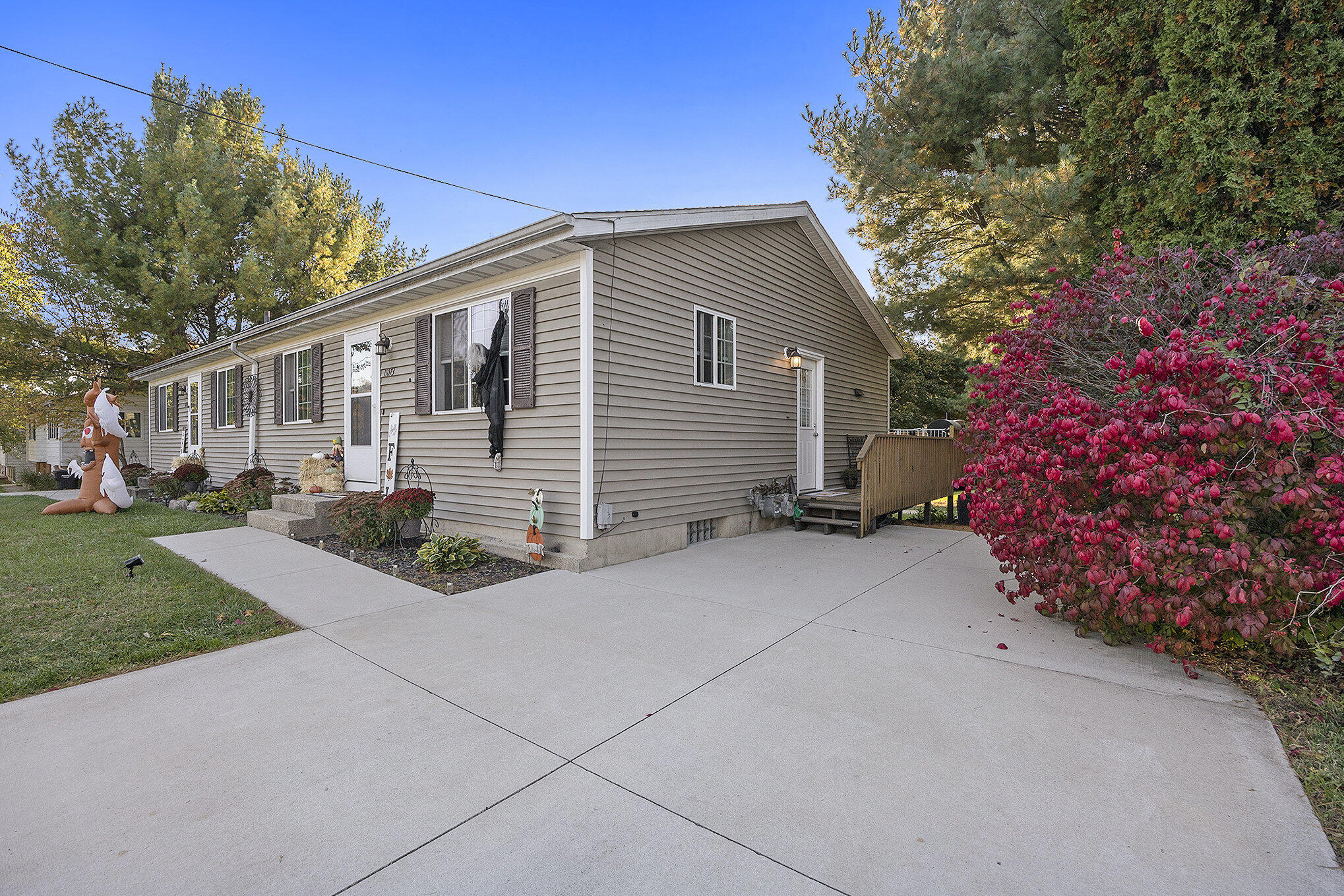 11071/ 11073 Mountain Ash Avenue NW