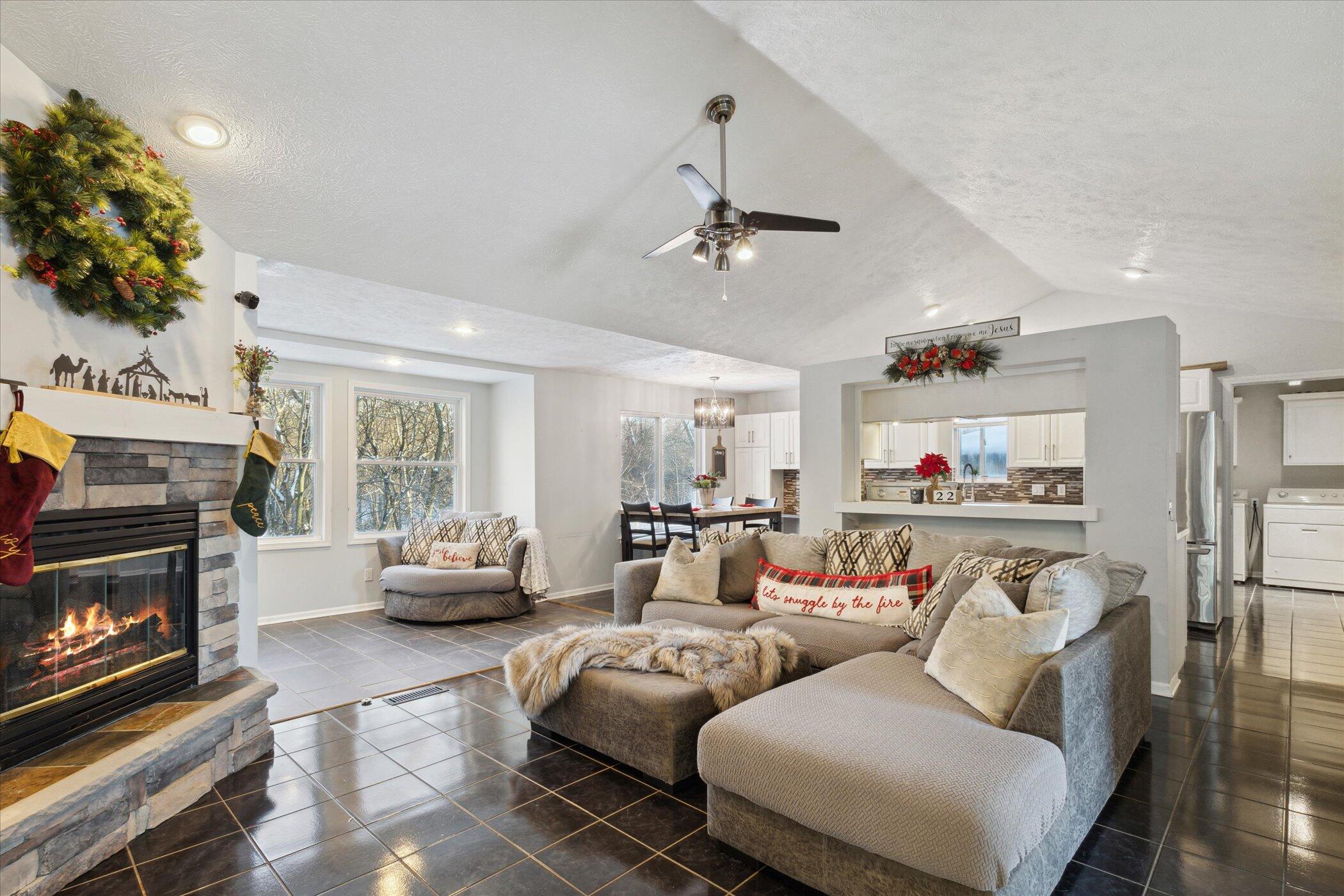 4238 Summerwind Avenue NE