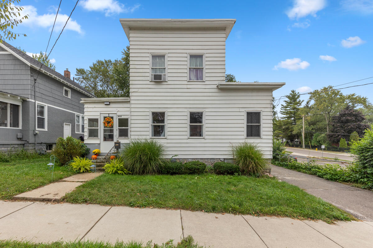 852 Leonard Street NE