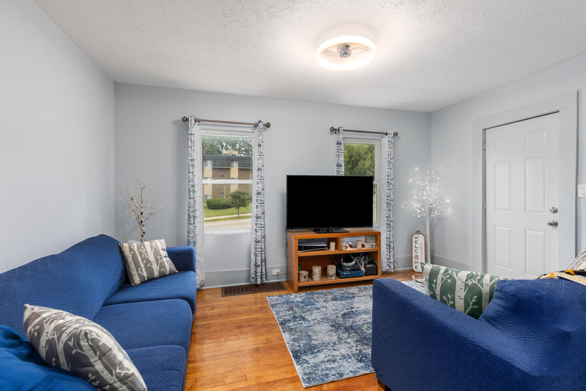 852 Leonard Street NE