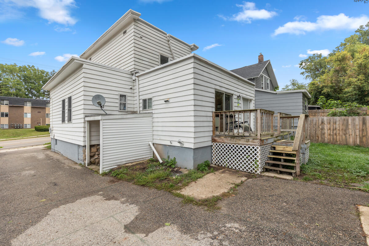 852 Leonard Street NE